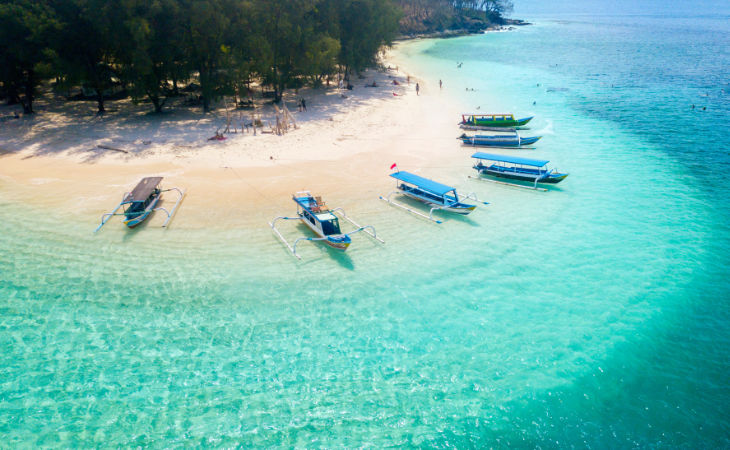 Boote vor der Küste am Strand von Bali